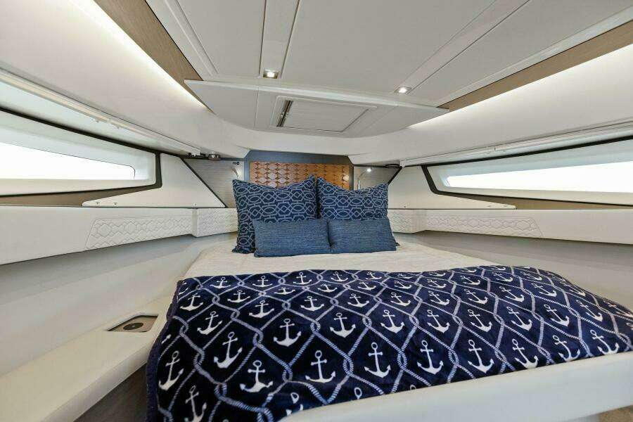 2022 Tiara Sport 43 LE