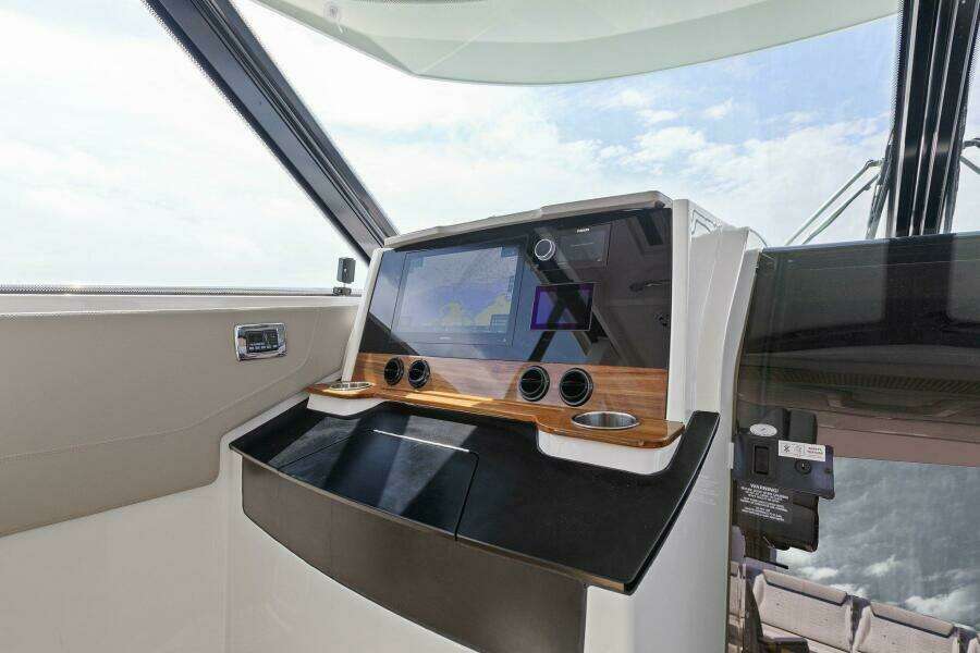 2022 Tiara Sport 43 LE