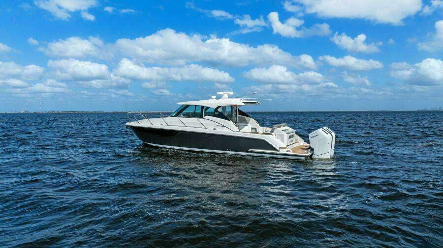 2022 Tiara Sport 43 LE