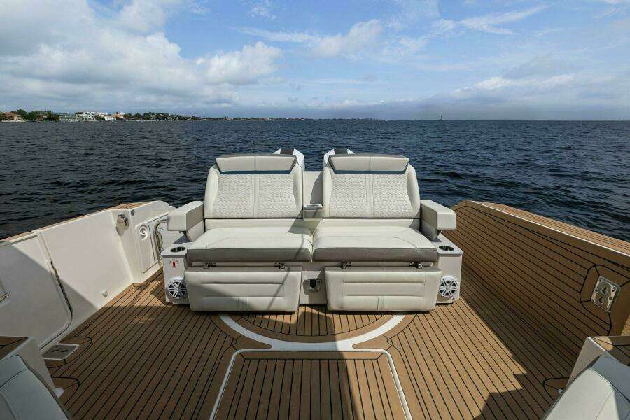 2022 Tiara Sport 43 LE