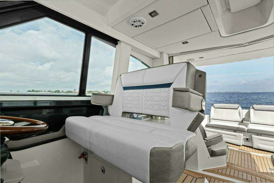 2022 Tiara Sport 43 LE