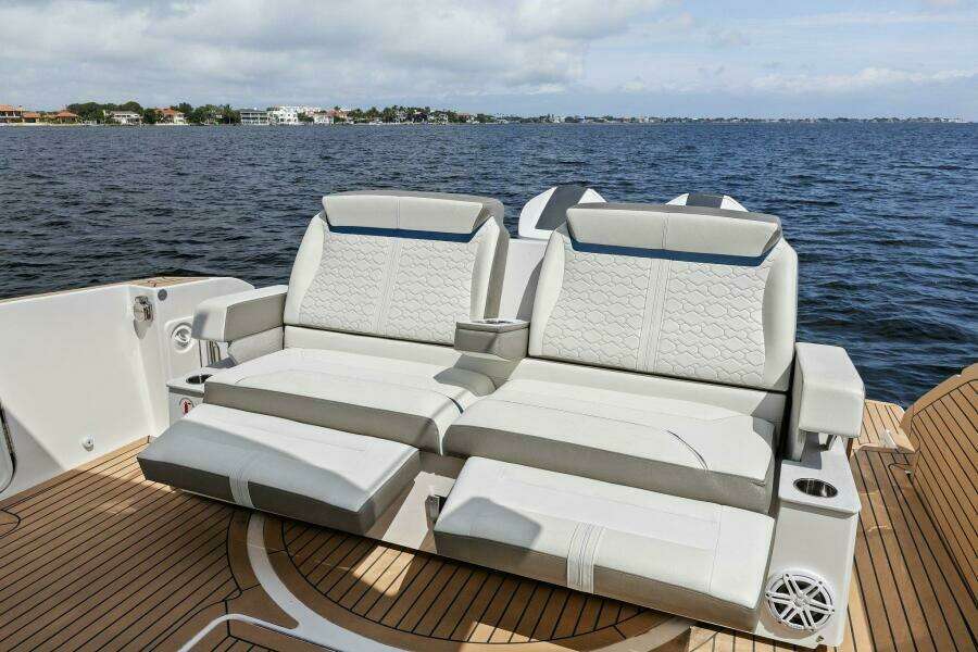 2022 Tiara Sport 43 LE