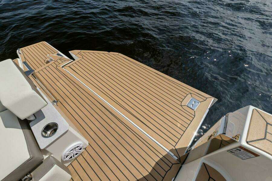 2022 Tiara Sport 43 LE