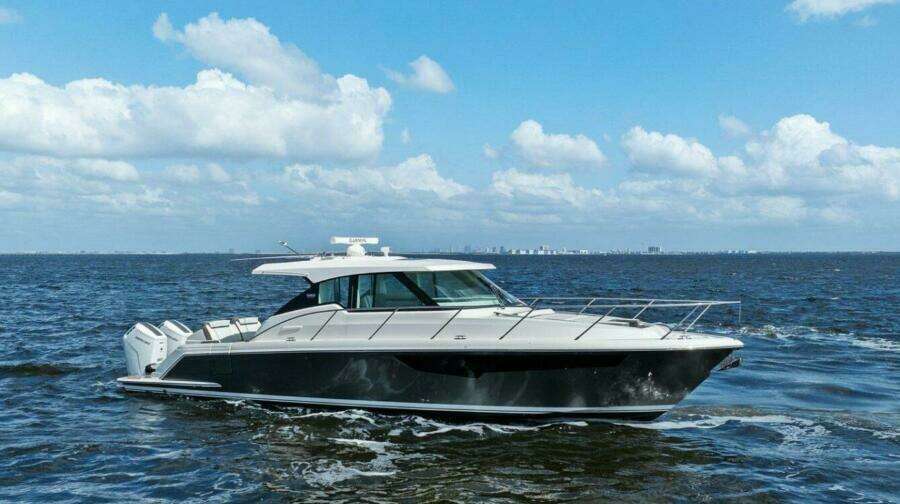 2022 Tiara Sport 43 LE