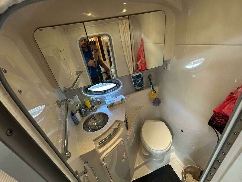 33ft Four Winns Yacht For Sale