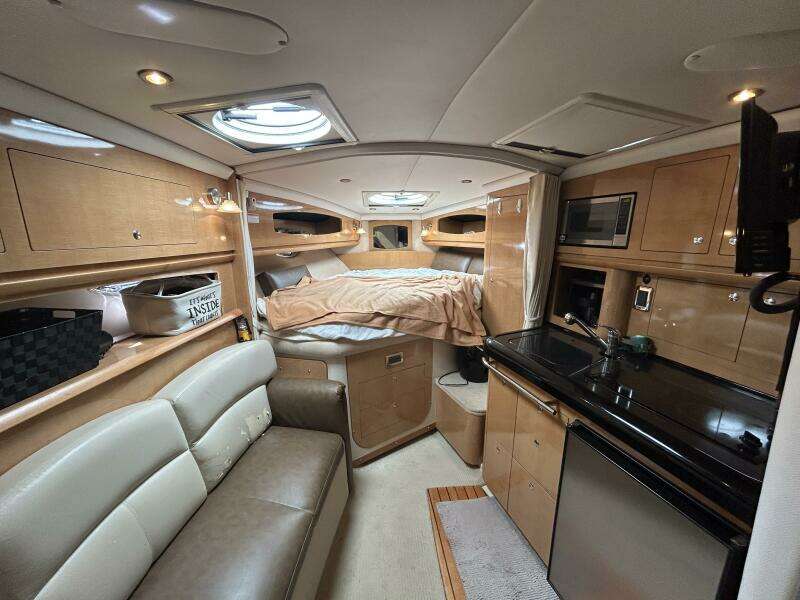 33ft Four Winns Yacht For Sale