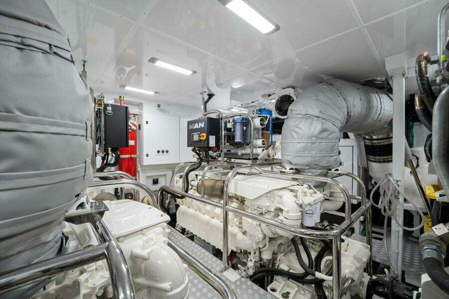 Princess Y95 JUST  PERFECT - Engine Room