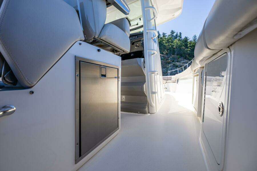 33ft Boston Whaler Yacht For Sale