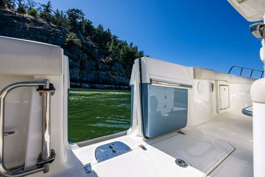 33ft Boston Whaler Yacht For Sale