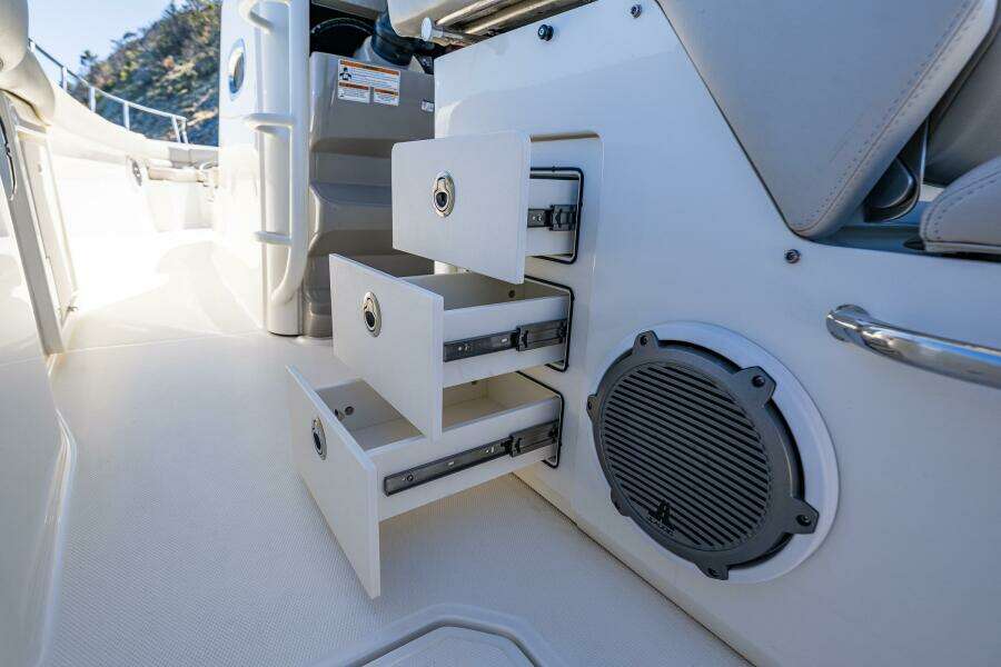 33ft Boston Whaler Yacht For Sale