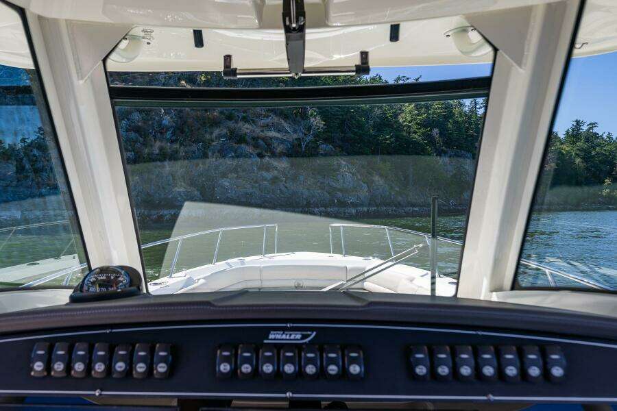 33ft Boston Whaler Yacht For Sale