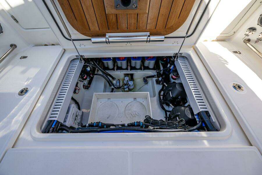 33ft Boston Whaler Yacht For Sale