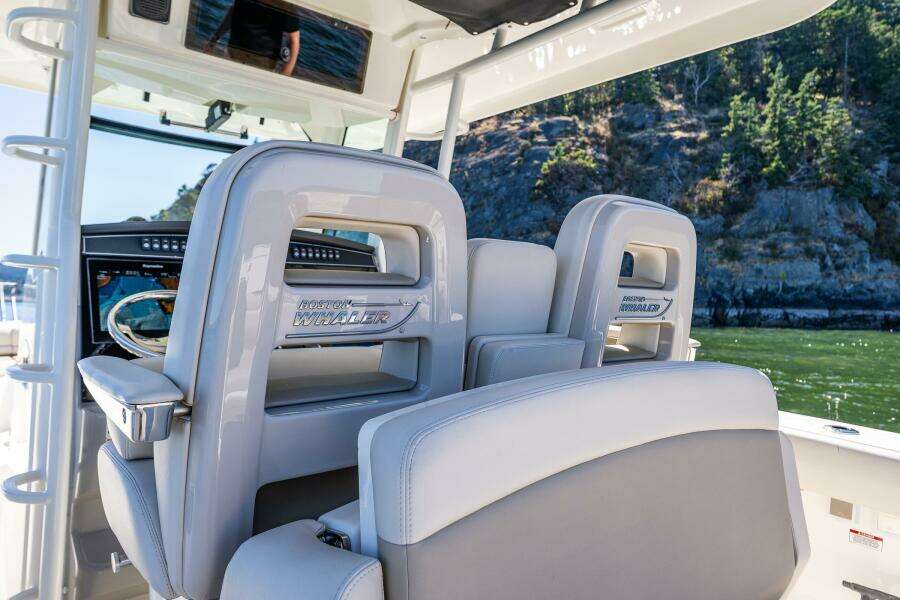 33ft Boston Whaler Yacht For Sale
