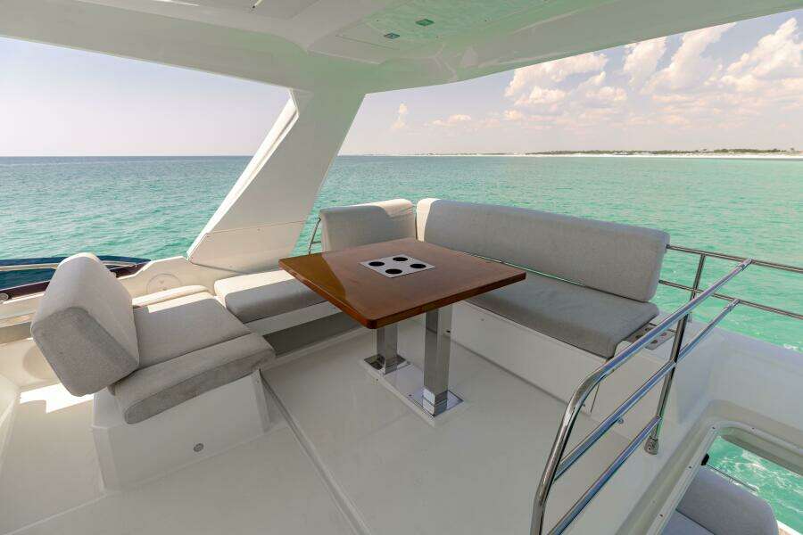 2019 Prestige 590 Fly 'New Heart' - Flybridge Dinette