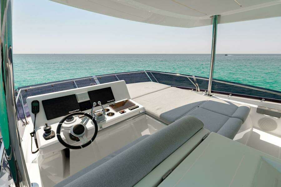 2019 Prestige 590 Fly 'New Heart' - Flybridge Helm
