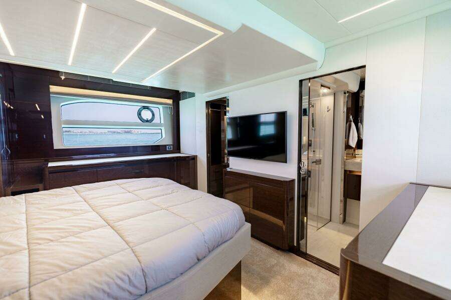 2019 Prestige 590 Fly 'New Heart' - Master Stateroom 
