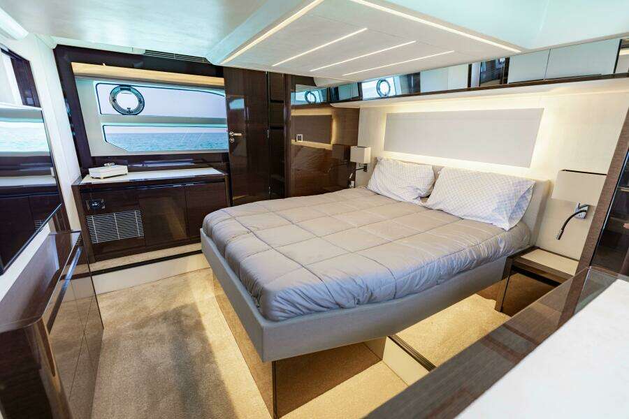 2019 Prestige 590 Fly 'New Heart' - Master Stateroom 