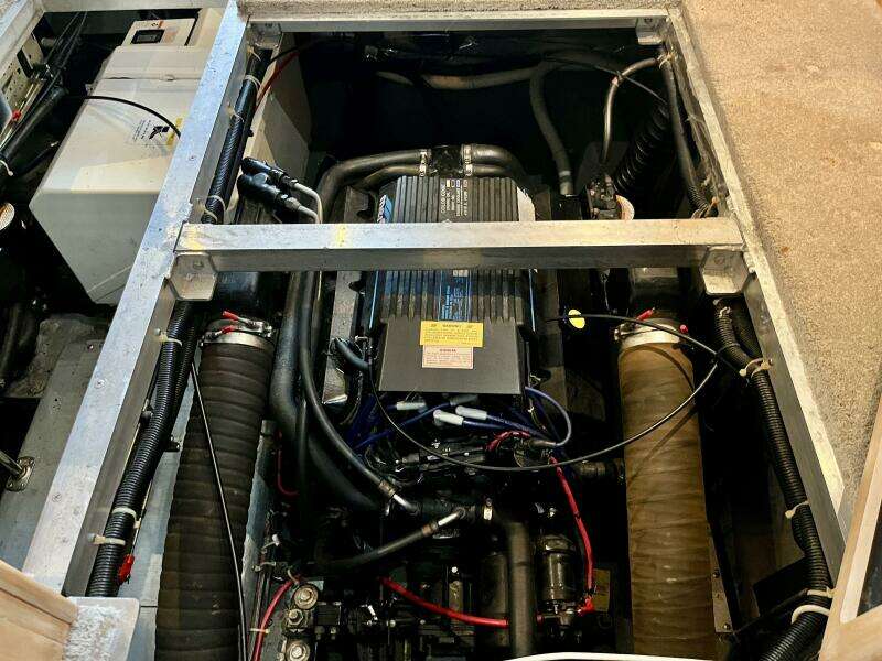 WILD THING IV 35ft Carver Yacht For Sale