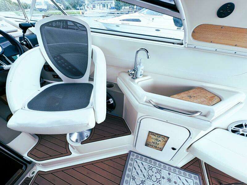 32ft Bayliner Yacht For Sale