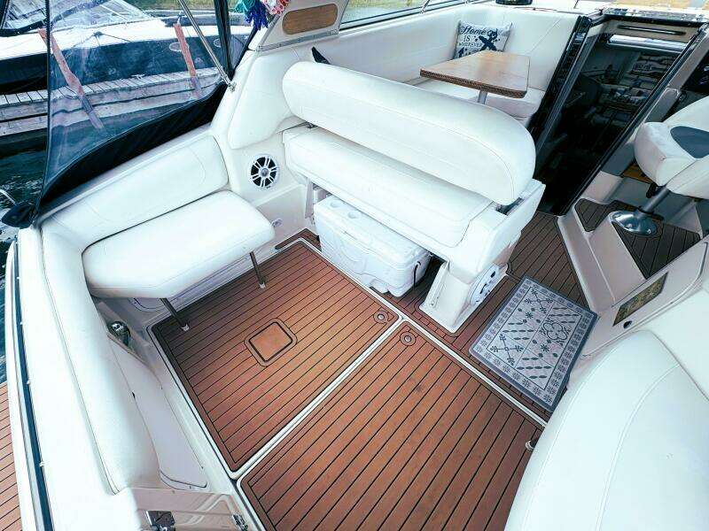 32ft Bayliner Yacht For Sale