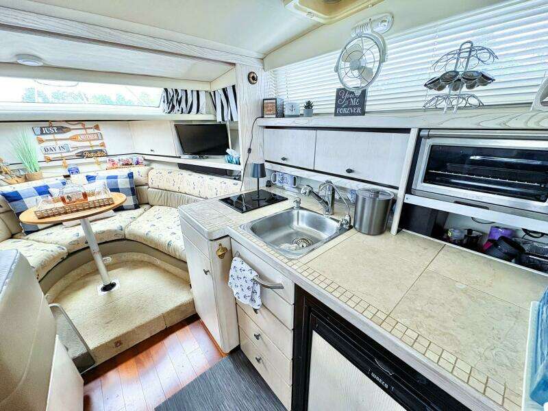 32ft Bayliner Yacht For Sale