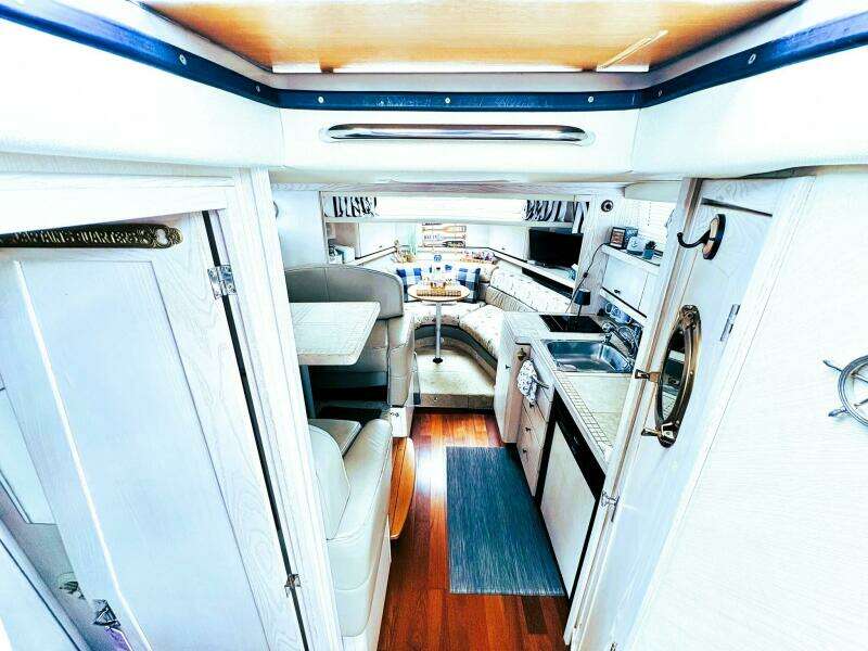 32ft Bayliner Yacht For Sale