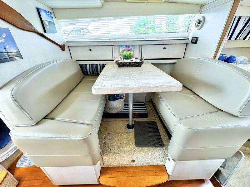 32ft Bayliner Yacht For Sale