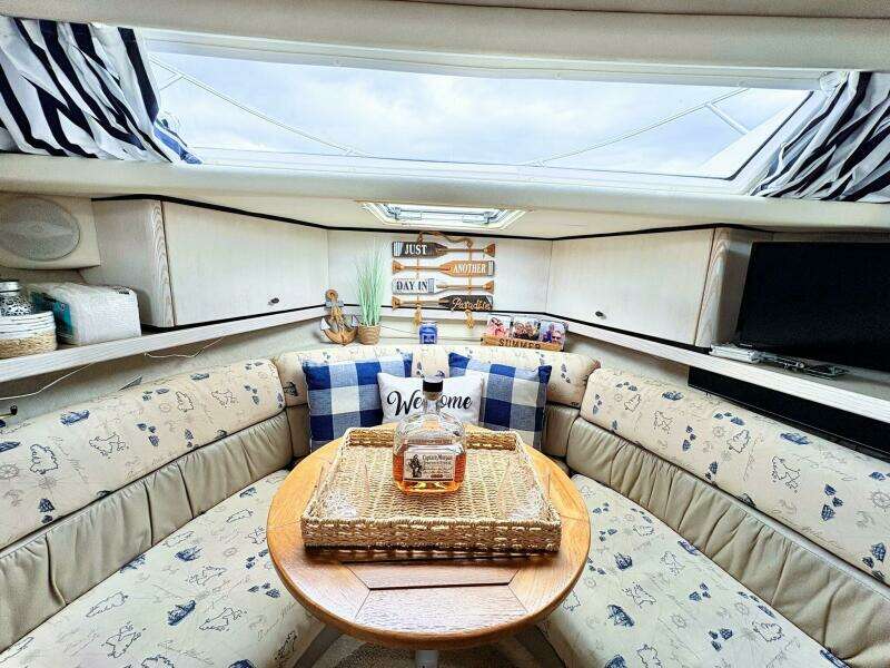 32ft Bayliner Yacht For Sale