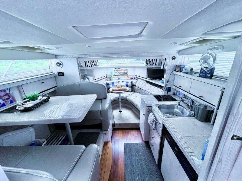 32ft Bayliner Yacht For Sale