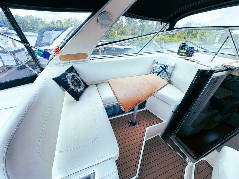 32ft Bayliner Yacht For Sale