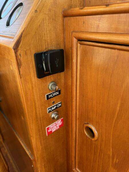 1990 36 Grand Banks Salon Galley (9)