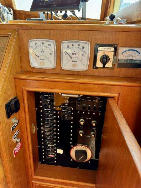1990 36 Grand Banks Salon Galley (7)