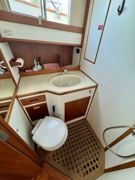 1990 36 Grand Banks Forward Stateroom (2)