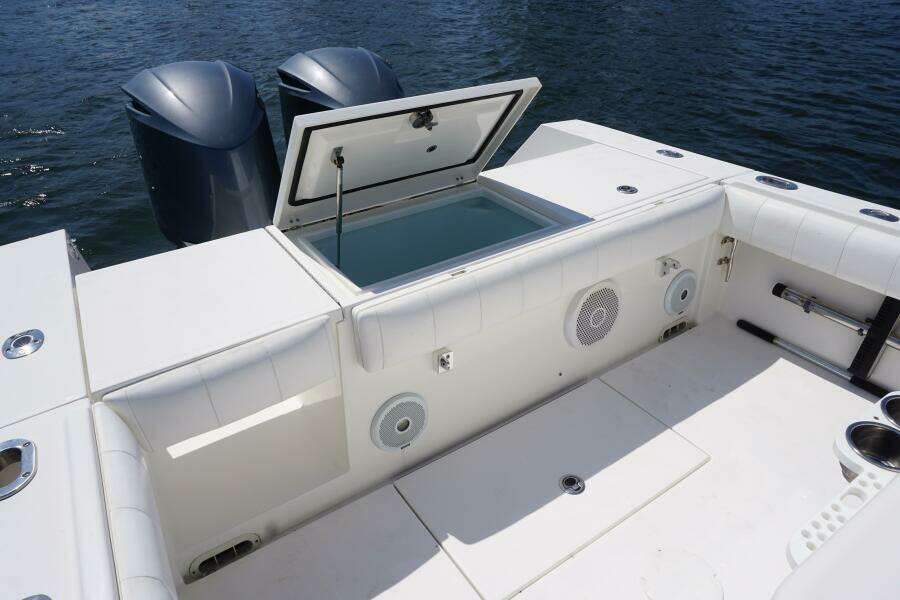 2012 32 Regulator 32 FS Past Time Transom Livewell (1)