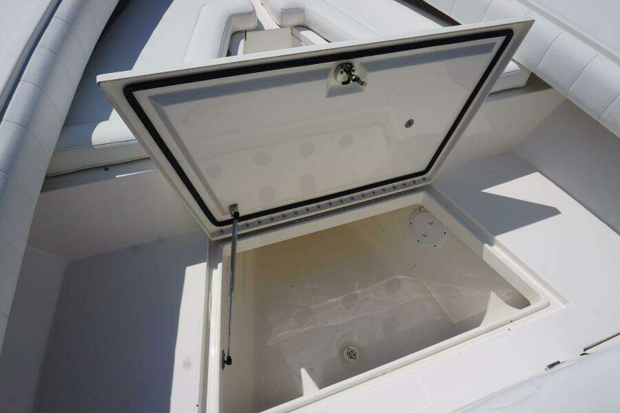 2012 32 Regulator 32 FS In Deck Fish Box (1)