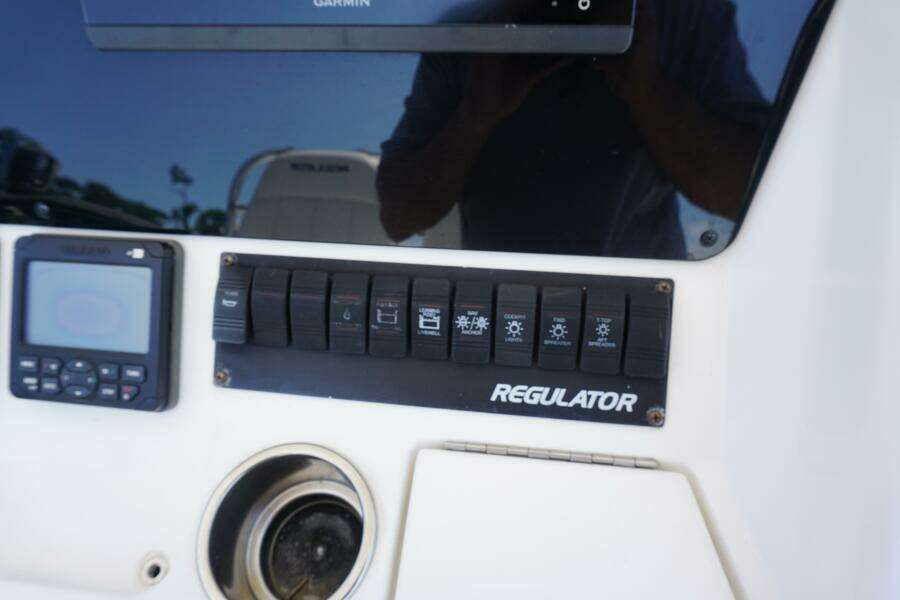 2012 32 Regulator 32 FS Past Time Helm Console (1)