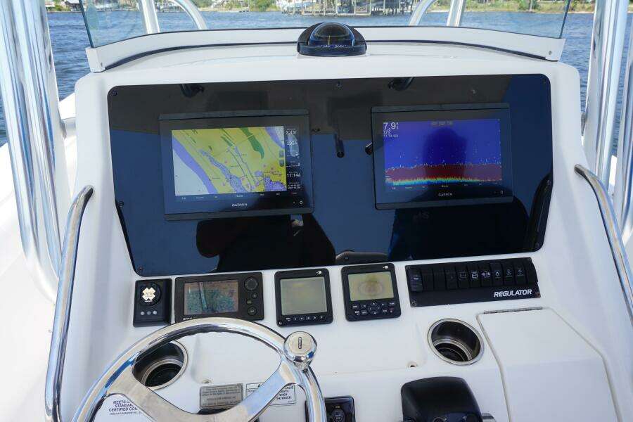 2012 32 Regulator 32 FS Past Time Helm Console (9)