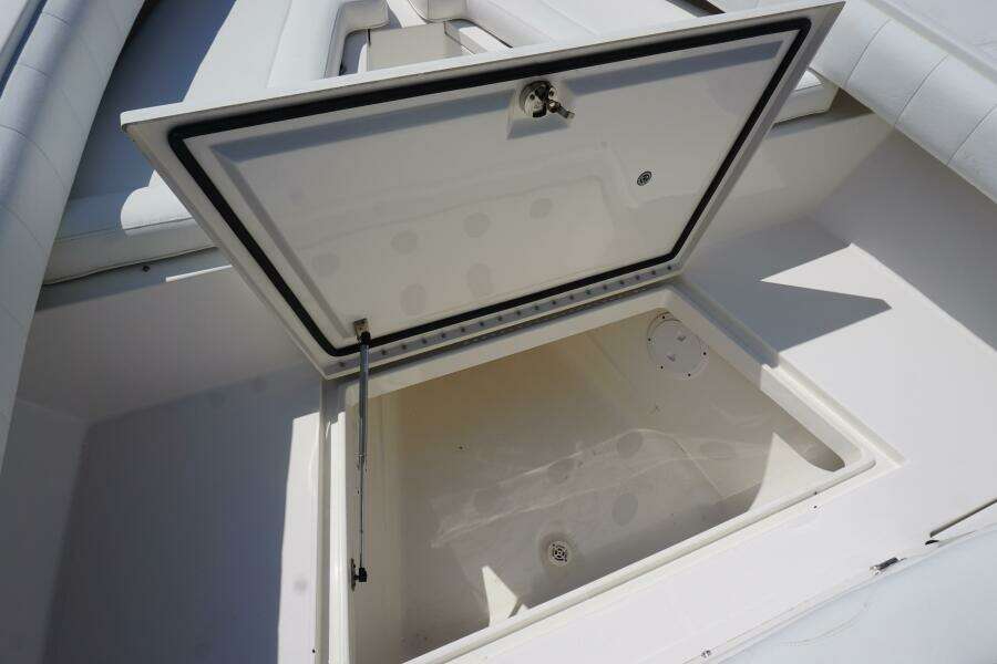 2012 32 Regulator 32 FS In Deck Fish Box (3)
