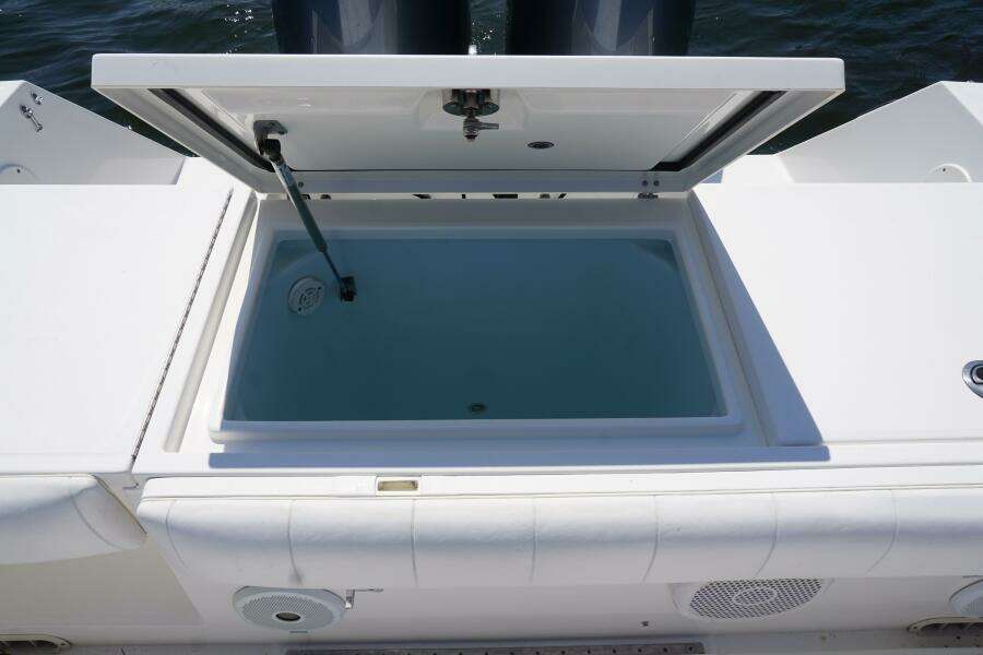 2012 32 Regulator 32 FS Past Time Transom Livewell (4)