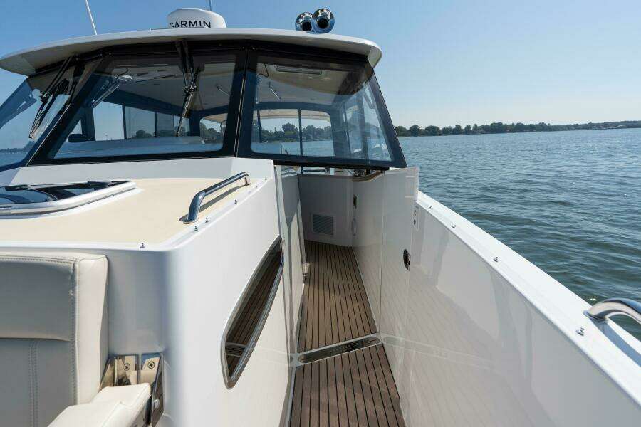 Middle Path 42ft MJM Yacht For Sale