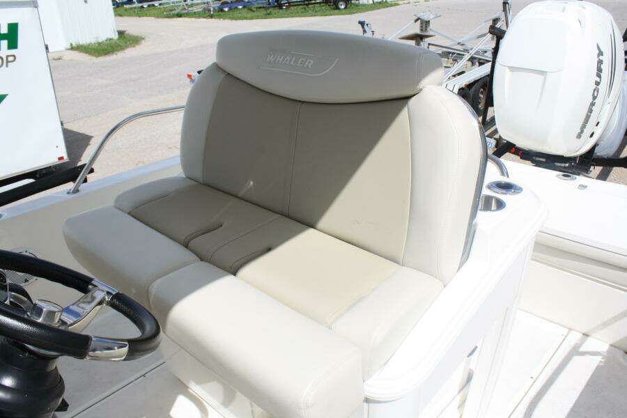 27ft Boston Whaler Yacht For Sale