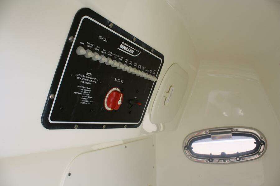 27ft Boston Whaler Yacht For Sale