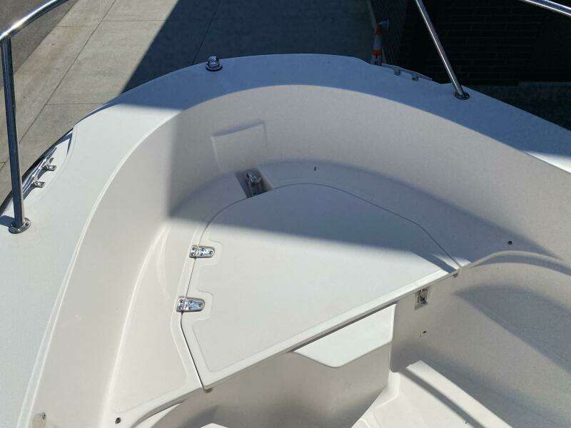 18ft Boston Whaler Yacht For Sale