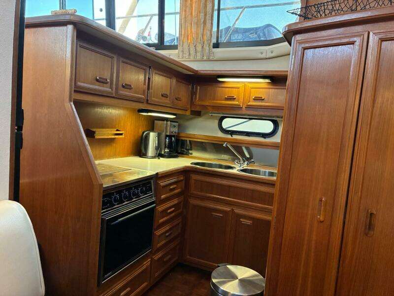 Summer Breeze 38ft Carver Yacht For Sale