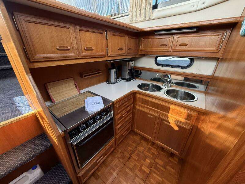 Summer Breeze 38ft Carver Yacht For Sale