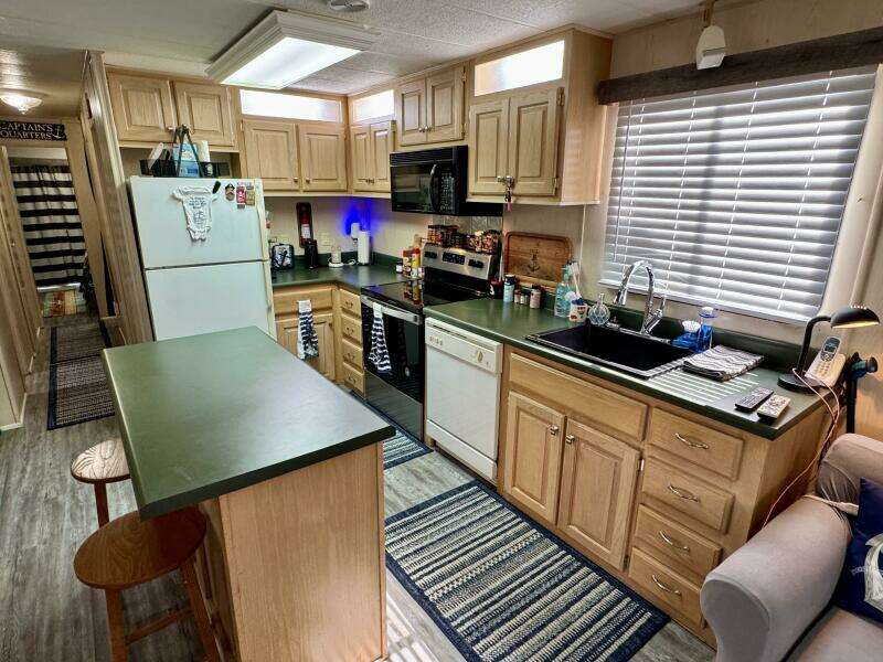 68ft Aqua Chalet Yacht For Sale