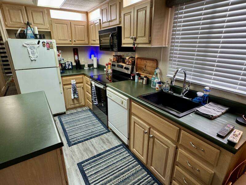 68ft Aqua Chalet Yacht For Sale