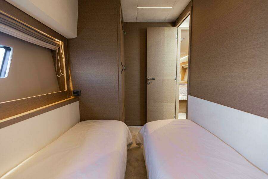 2024 Prestige 520 Fly- SS BELLE VIE- Guest Stateroom