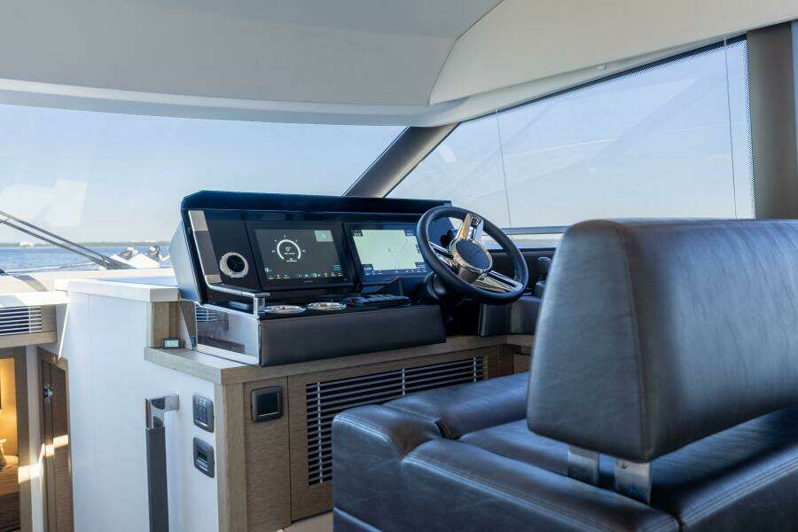 2024 Prestige 520 Fly- SS BELLE VIE- Helm