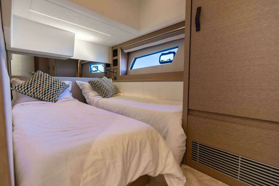 2024 Prestige 520 Fly- SS BELLE VIE- Guest Stateroom